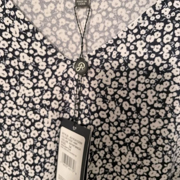 Floral navy background Blouse NwT 3x - Picture 2 of 2